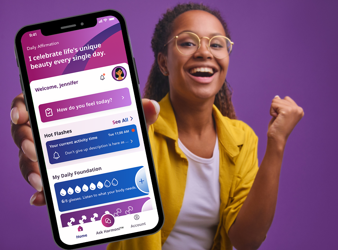Woman is holding her mobile with homescreen thePause app on it