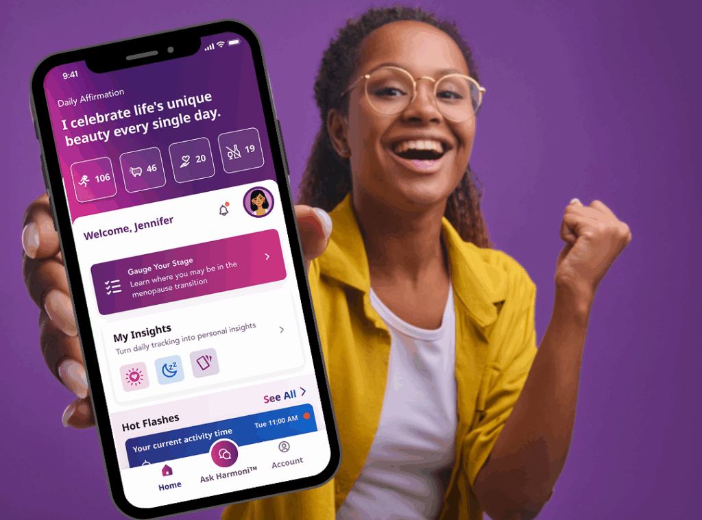 Woman is holding her mobile with homescreen thePause app on it