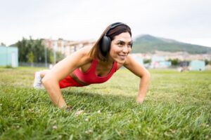 Woman between 40 and 50 doing push-ups at home, the midlife strength and energy testosterone is often promoted for in perimenopause